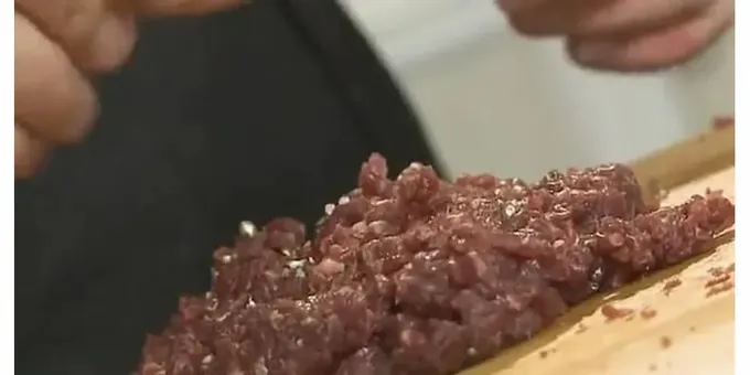 Lad os forberede en hakket bøf med et æg.