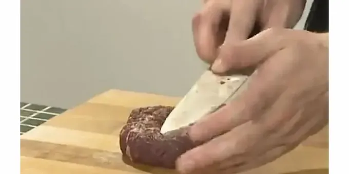 Læg kødet i en gryde og steg på begge sider.
