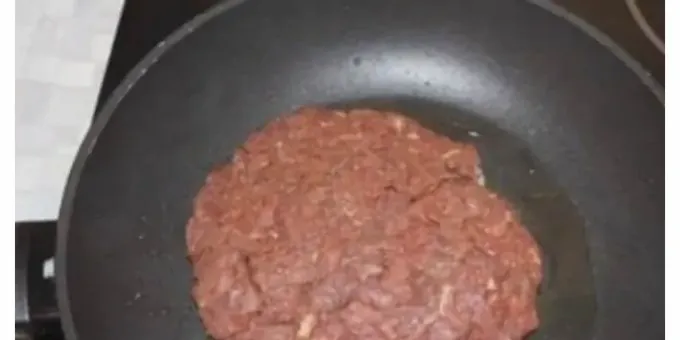 Server bøffen, læg det færdige æg ovenpå.[ |]Retten serveres normalt med saucer, kartofler og andet tilbehør.