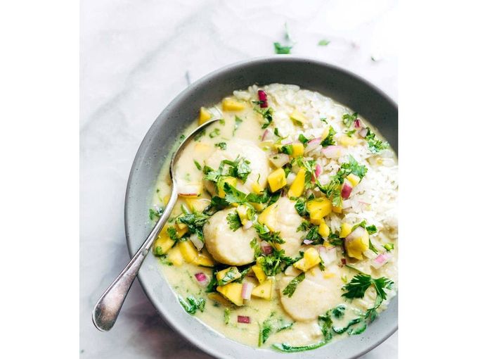 Pétoncles au cari vert avec salsa à la mangue et à la coriandre