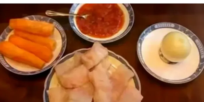  اقلي السمك في مقلاة حتى ينضج نصفه .. ويقلى البصل حتى يلين. 