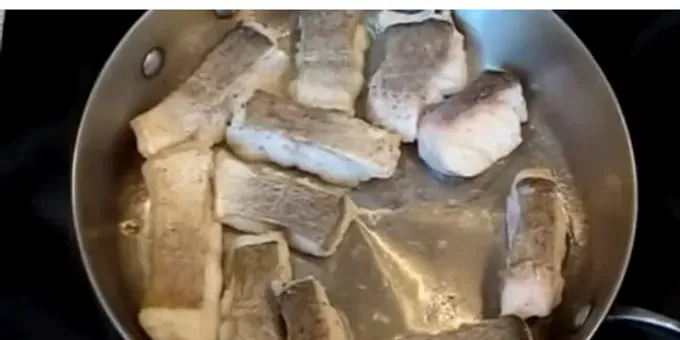  سمك بولوك تحت ماء مالح ، المحضر وفقًا لهذه الوصفة ، لن يجف بالتأكيد. 