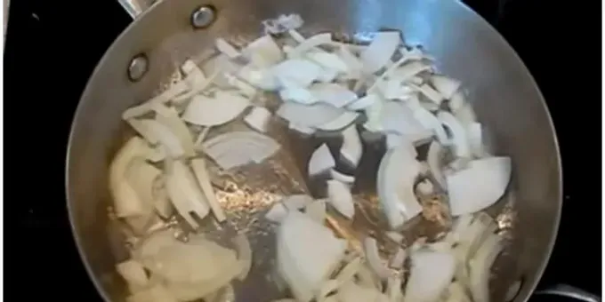  يُملح قطع السمك ويُلف في الدقيق. 