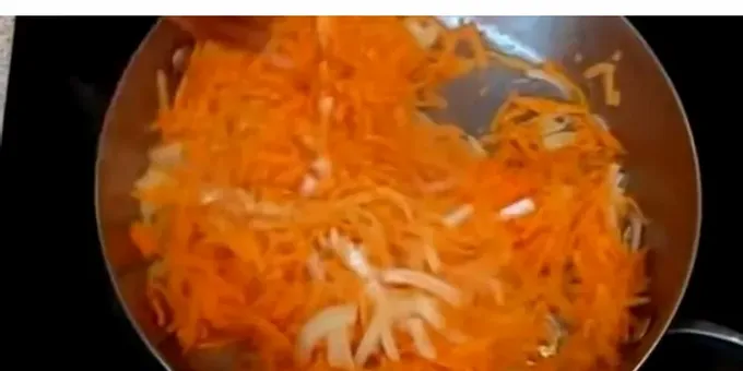  ثلاث بصل على مبشرة ، يقطع البصل. 