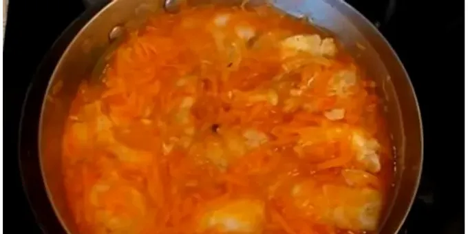  أخرج السمك ، وضع الخضار في الطباخ البطيء. 