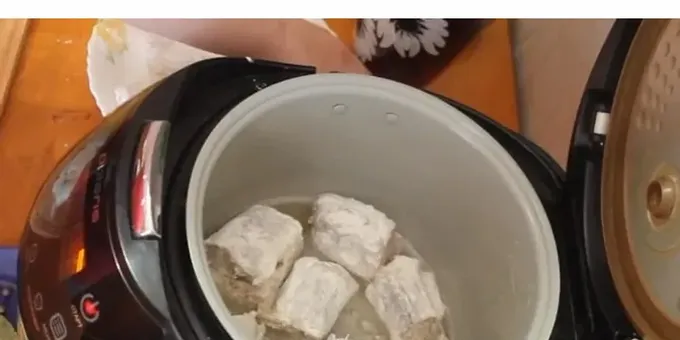  بعد ذلك ، ضع قطع السمك في ماء مالح.] كيفية طهي سمك بولوك تحت ماء مالح حسب الوصفة الكلاسيكية