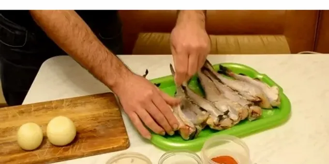  اخلط السمك مع بصل مقطع في أنصاف حلقات. 