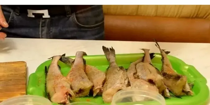  يقطع البقدونس والشبت. 