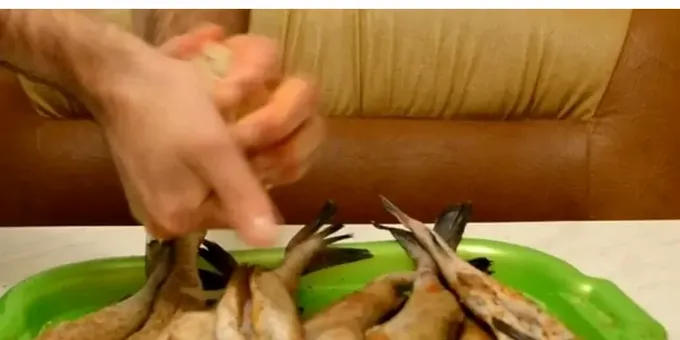  ضع الخضار في هاون ، أضف الزيت النباتي. 