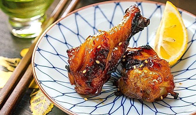 Plat biru dan putih yang mengandungi Sayap Ayam BBQ Manis dan Pedas.