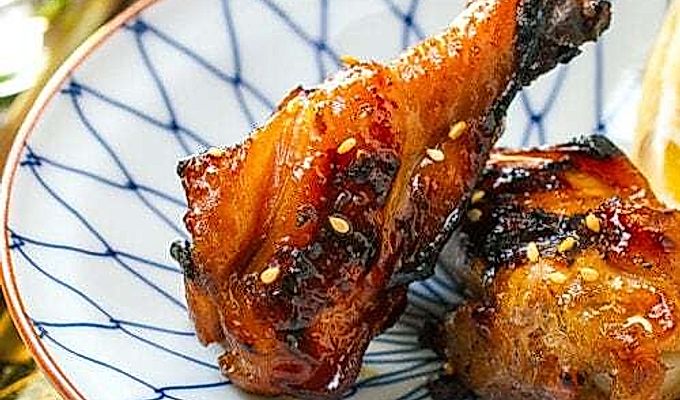 Plat biru dan putih yang mengandungi Sayap Ayam BBQ Manis dan Pedas.