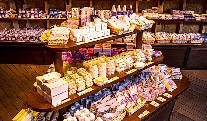 сувенирный магазин на ферме Томита с изделиями из лаванды