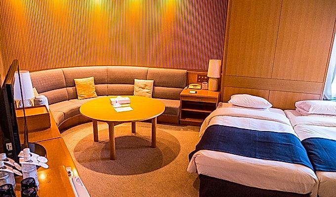 вид на гостиную в номере отеля New Furano Prince H …