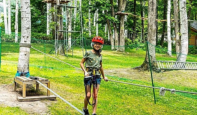 девушка на веревочном курсе в Tree Adventure Furano