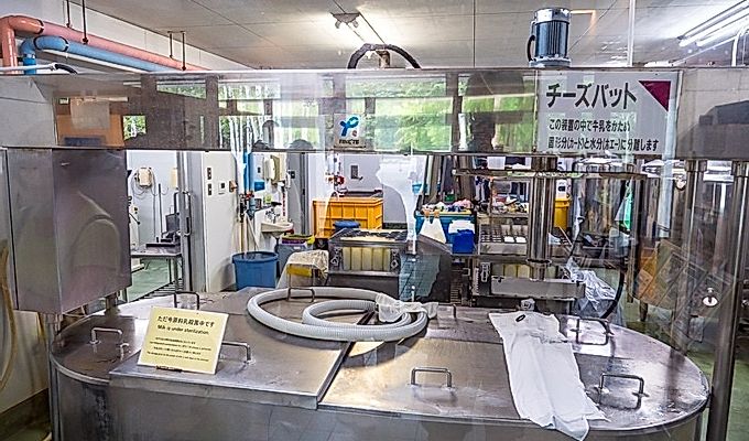 оборудование для производства сыра внутри большой комнаты