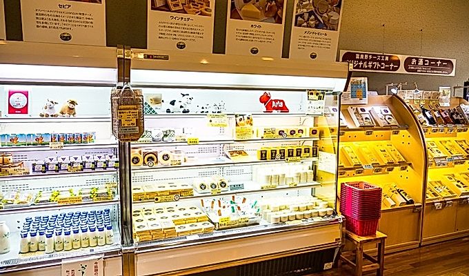 сыр для продажи на полках