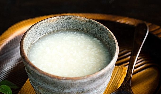 أمازاكي (مشروب أرز ياباني مخمر) في كوب بيزن ياباني.