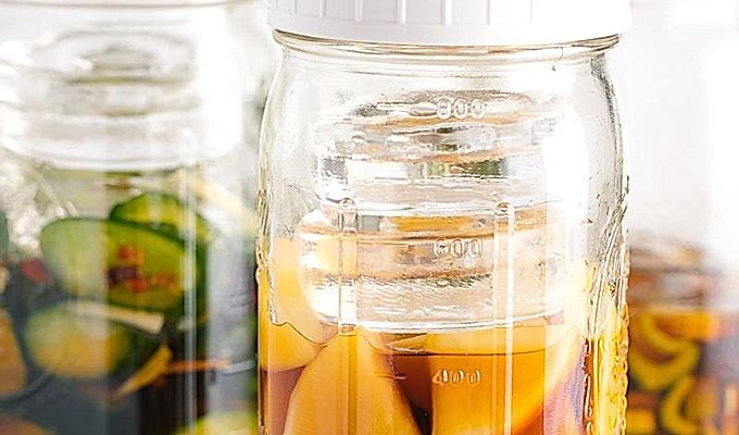 4 банки Мейсона, каждая из которых наполнена разными огурцами соевого соуса.