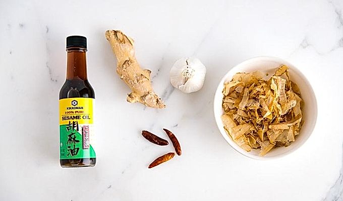 Кунжутное масло, имбирь, чеснок, красный перец чили и кацуобуси.