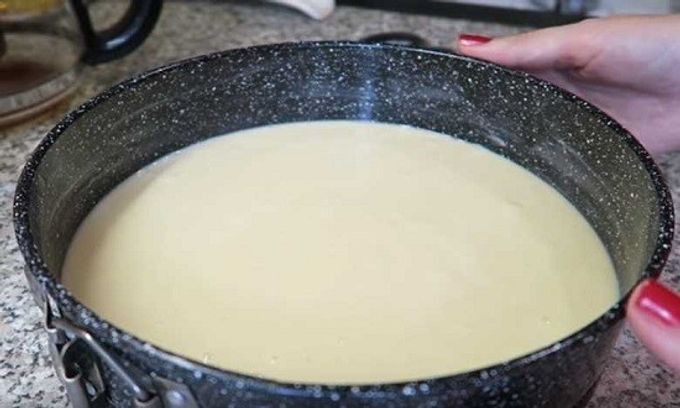 hamuru bir kalıba dökün