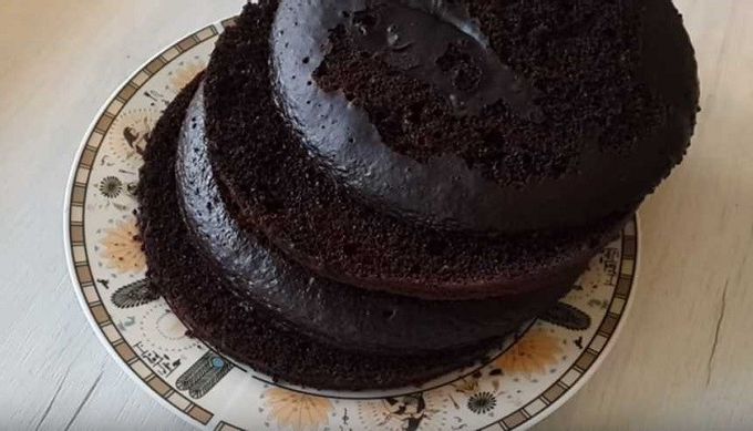  Kefirin üzerine çikolata ve kahveli bisküvi[| ]yumurtaları çırpın