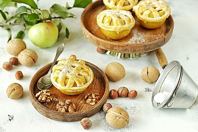 Baked apples with a dough cap