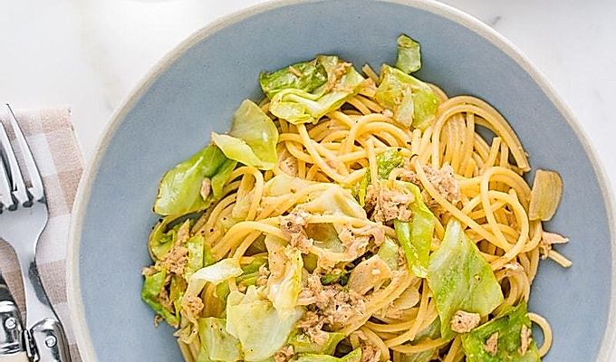 Паста из мисо с маслом, тунцом и капустой キ ャ ベ ツ と ツ ナ の 和風 パ ス タ