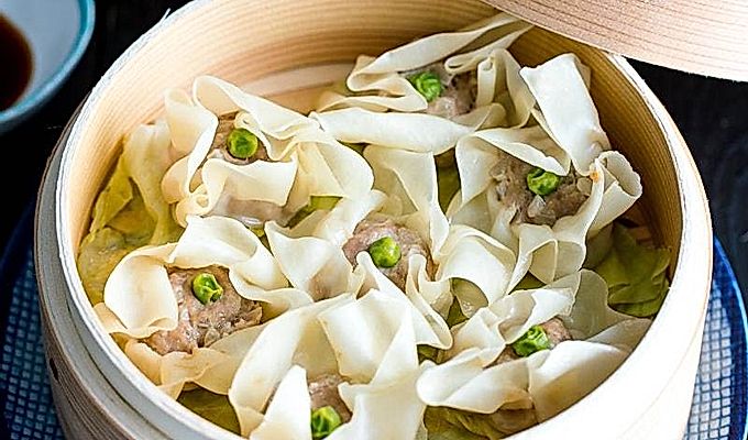 Сюмаи со свининой (вареные свиные пельмени) シ ュ ウ マ イ