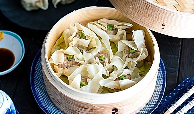 Бамбуковая корзина, приготовленная на пару, со свининой сюмаи (вареные на пару пельмени).