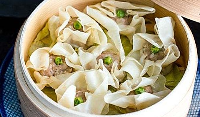 Бамбуковая корзина, приготовленная на пару, со свининой сюмаи (вареные на пару пельмени).