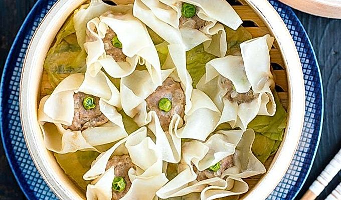 Бамбуковая корзина, приготовленная на пару, со свининой сюмаи (вареные на пару пельмени).