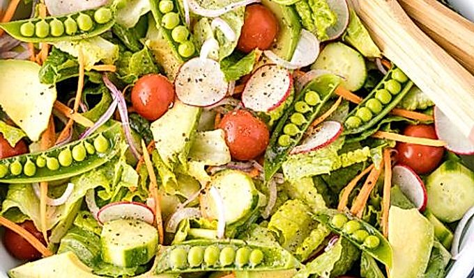Una ensalada refrescante rociada con aderezo Yuzu Miso.