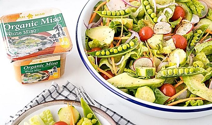 Una ensalada refrescante rociada con aderezo Yuzu Miso.