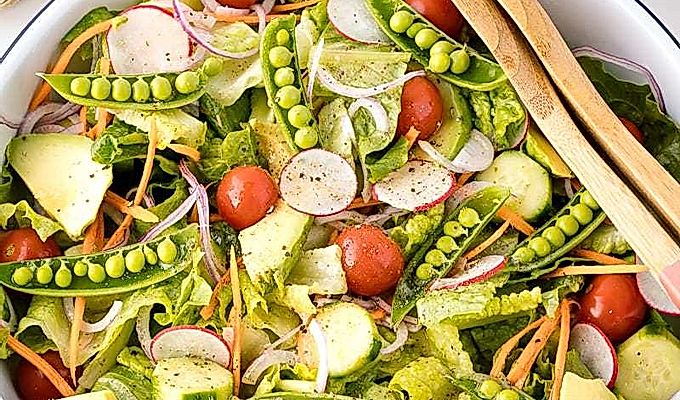 Una ensalada refrescante rociada con aderezo Yuzu Miso.