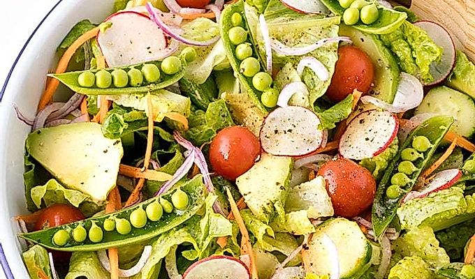Una ensalada refrescante rociada con aderezo Yuzu Miso.