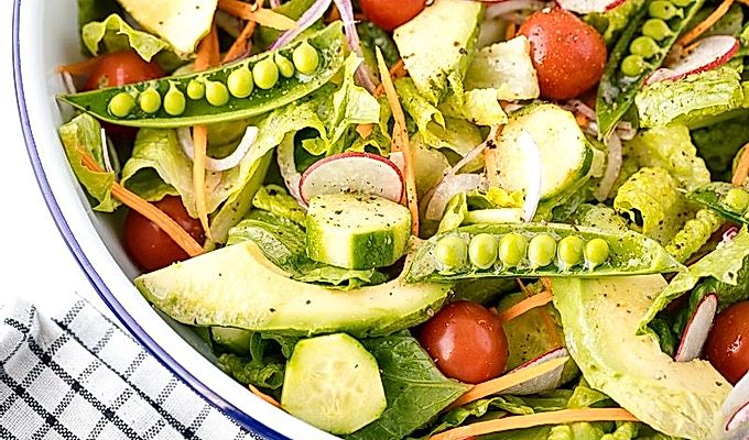 Una ensalada refrescante rociada con aderezo Yuzu Miso.