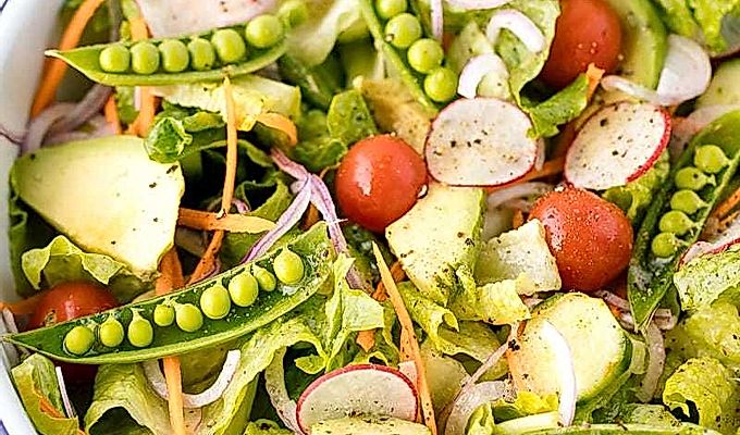 Una ensalada refrescante rociada con aderezo Yuzu Miso.