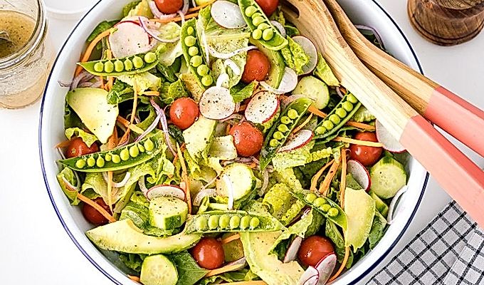 Una ensalada refrescante rociada con aderezo Yuzu Miso.