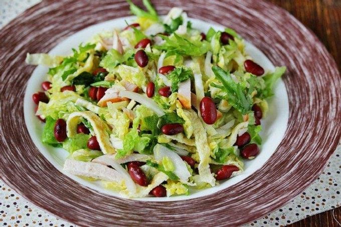Simple salad with savoy cabbage, beans and egg pancakes