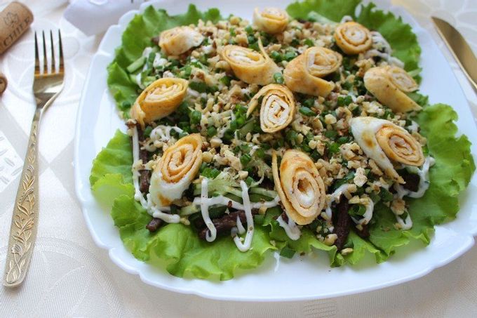 Roman salad with egg pancakes