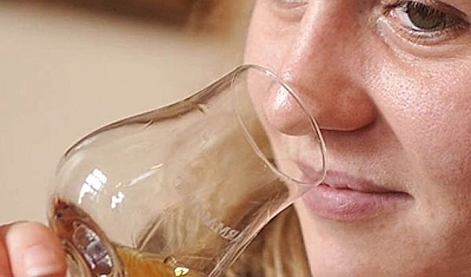 Fată care degustă Armagnac 
