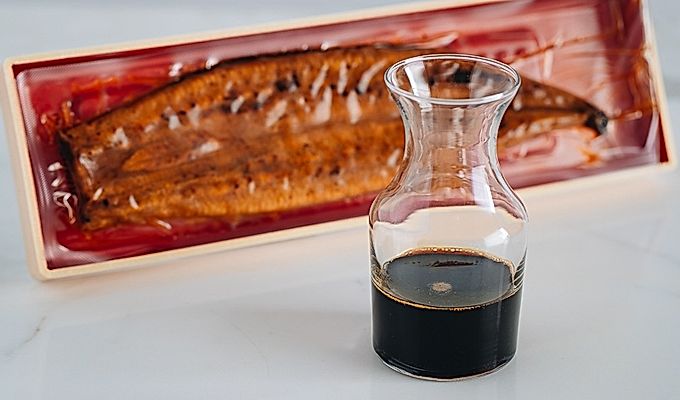 Salsa unagi fatta in casa in un barattolo di vetro.