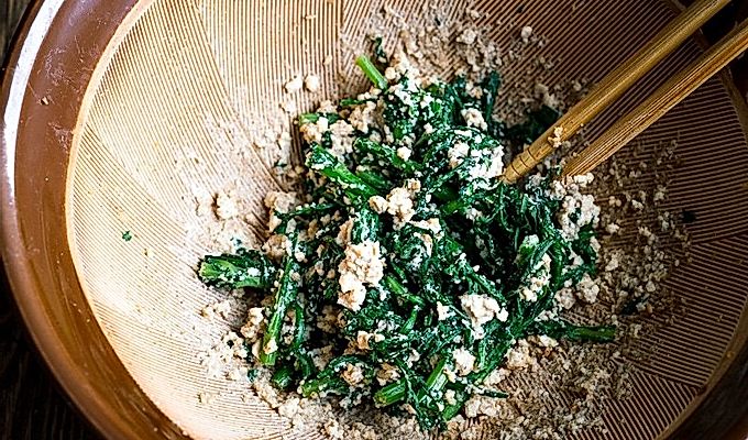 Japoniškas skiedinys, kuriame yra Chrizantemos žalumynų ir Tofu salotų (Shungiku Shiraae).