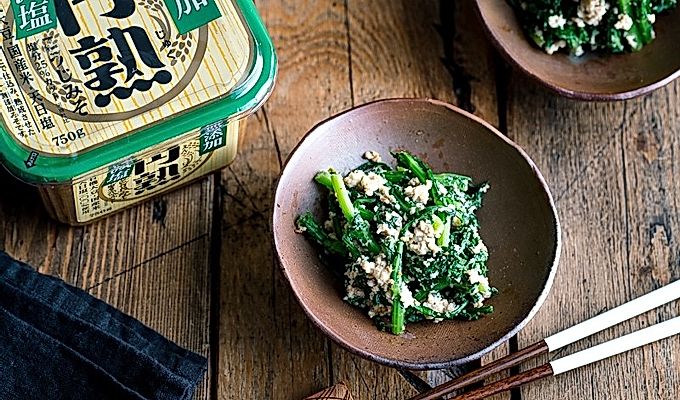 „Bizenware“, kuriame yra „Chrizantemos žalumynai“ ir „Tofu“ salotos („Shungiku Shiraae“).