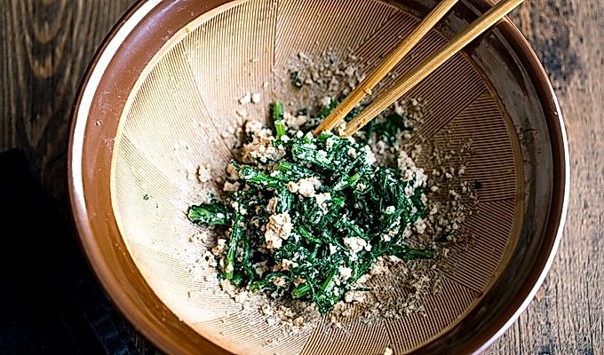 Japoniškas skiedinys, kuriame yra Chrizantemos žalumynų ir Tofu salotų (Shungiku Shiraae).
