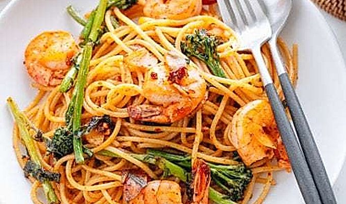Pinggan putih berisi Pasta Jepun dengan Udang dan Broccolini.
