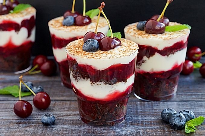 Bagatelas con cerezas: un postre brillante en un vaso.