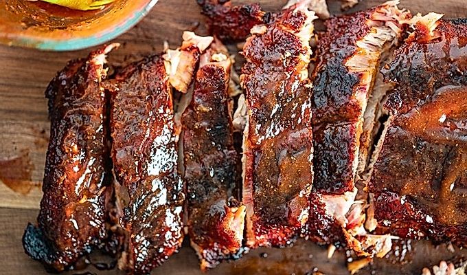 Gerookte baby back ribs met bbq saus.