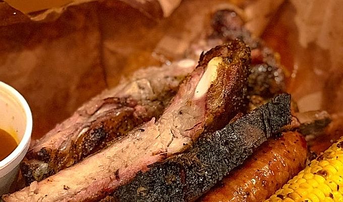 Geassorteerd bbq-vlees bij Cooper's Old Time Pit Bar-B-Que