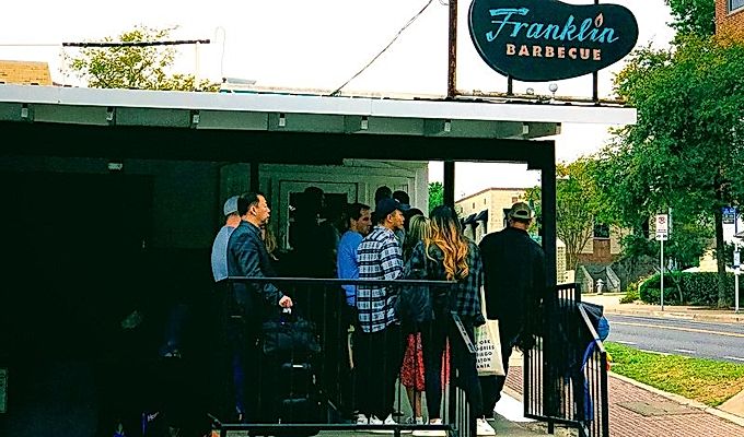 klant wacht buiten de deur bij Franklin Barbecue in Austin TX